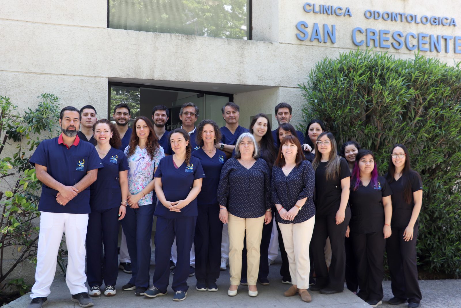 Equipo de Clínica San Crescente reunido en la entrada de la clínica