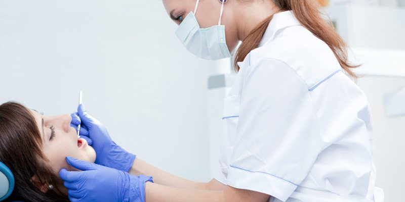 Control de odontología general con la paciente