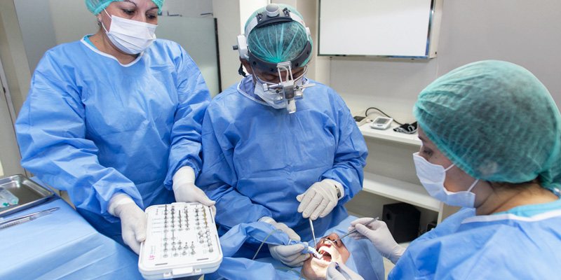 Cirugía de implantes dentales en el pabellón de Clínica San Crescente