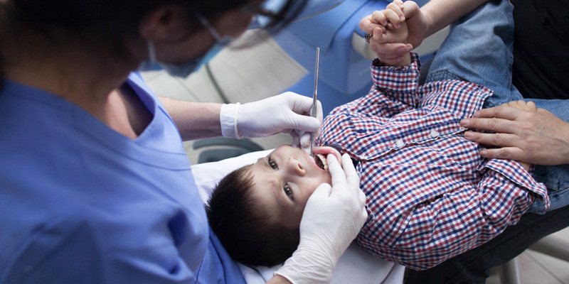 Atención odontopediátrica a un niño en la clínica